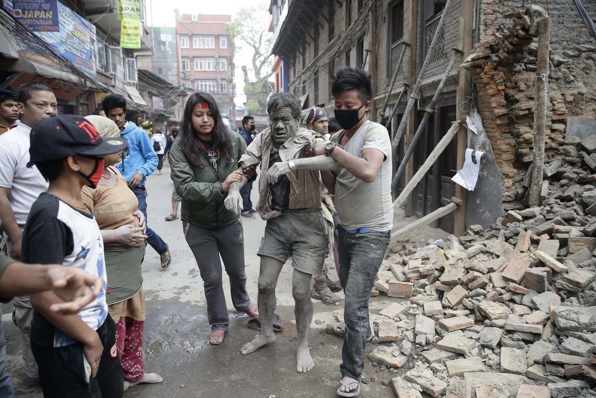 AFP; Hindistan, Çin ve Bangladeş'te de 30'dan fazla kişinin öldüğünü duyurdu.
Depremden yaklaşık bir saat sonra 6,6 büyüklüğünde bir artçı şok yaşandı. ABD Jeolojik Araştırma Merkezi (USGS) ilk depremin büyüklüğünü önce 7,5 olarak duyurmuş, ardından da 7,9'a yükselttikten sonra 7.8'e düşürmüşfü.