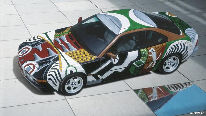 Amerikalı sanatçı David Hockney otomobillere derin bir bakış açısıyla yaklaşmayı denedi. Aylarca süren çalışmanın sonucu bu konuda başarılı da oldu. Bir arabanın içi, olduğu gibi kaportasına yansıdı. Motor kaputunun üzerindeki şekiller ve sürücü kapısındaki insan ve direksiyon motifi dikkat çekicidir.