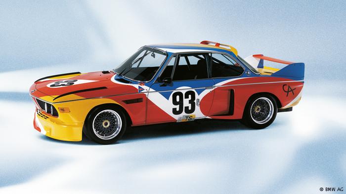 Her şey onunla başladı: 1975'de Fransız otomobil yarışçısı Hervé Poulain, otomobilini sanatçı arkadaşı, Amerikalı heykeltıraş Alexander Calder'e boyattı. O dönem BMW'nin spor araçlardan sorumlu yöneticisi Jochen Neerpasch'ın da desteğiyle firma, 1975'de Le Mans'da düzenlenen 24 saatlik yarışta kullanılan ilk sanatsal otomobilini üretti.