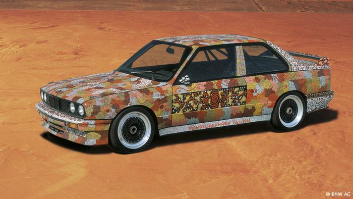Avustralyalı Michael Jagamara Nelson 1989'da siyah bir BMW'yi yedi günde Papunya sanatına dönüştürdü. Papunya sanatçıları tuvallere renkli kumlarla değişik motifler resmeder. Nelson'un kökü çok eskilere dayanan bu sanatla süslediği otomobille Tony Longhurst 1987'de Avustralya'da şampiyon olmuştu.