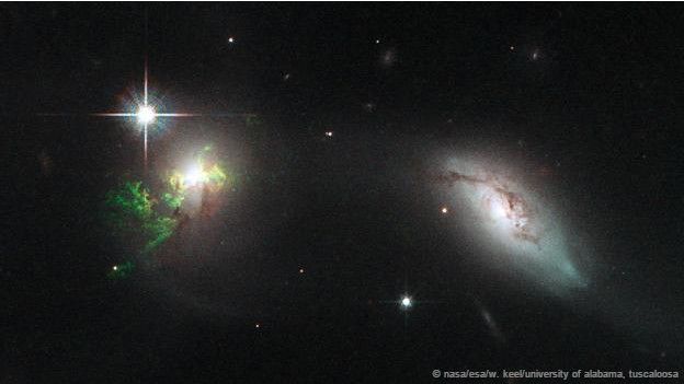 İşte NASA'nın Hubble Uzay Teleskopuyla çekilen bu görüntüler, bu radyasyonun aydınlattığı bu ilginç yeşil şekillere ait.